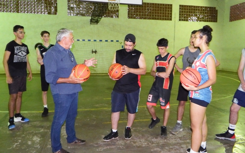 Prefeito Gervasone repassa bolas novas para o Basquete Altônia