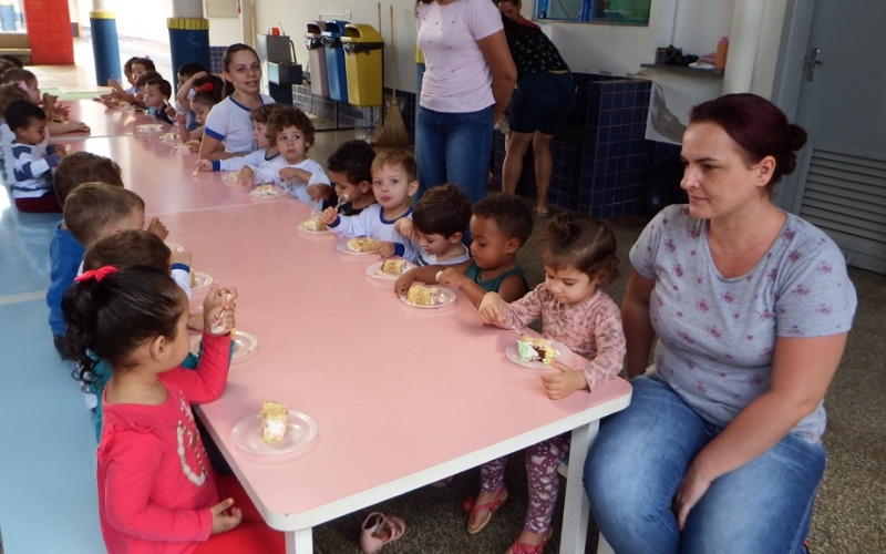 Prefeito Gervasone e Secretária Municipal de Educação Tata Rezende abrem as atividades da Semana da Criança