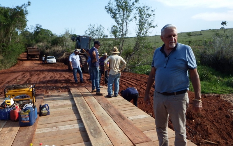 Prefeito Gervasone visita obra da Ponte da Estrada São João