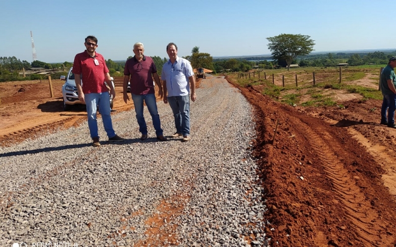 Prefeito Gervasone acompanha aplicação de pedra brita na Estrada Paredão