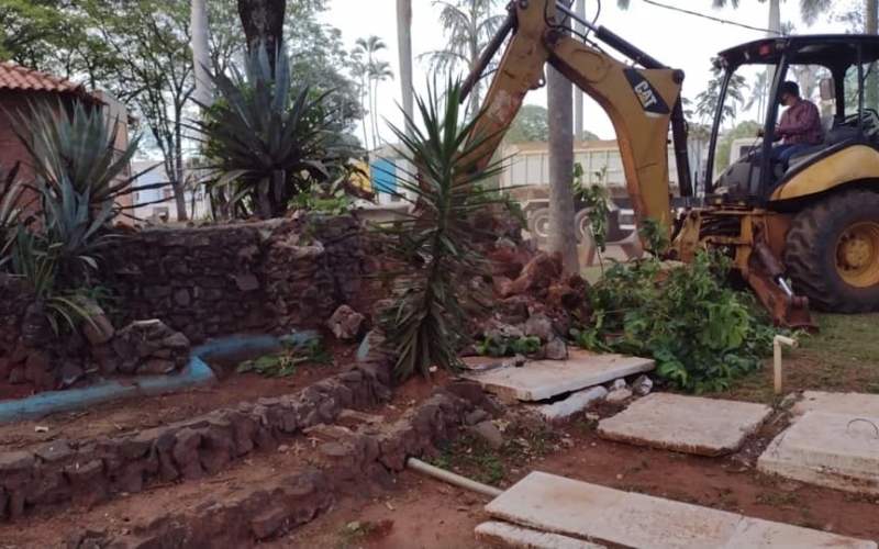 Secretário de Obras Sérgio Mosconi acompanhado de sua equipe deram início em algumas melhorias e revitalização na Praça 