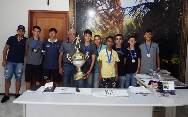 Prefeito Gervasone recebe atletas Sub-15 de Altônia Bi-Campeões do NFP-Novo Futsal Paraná